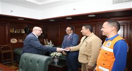 محافظ بني سويف يكرم موظف إسعاف أنقذ عامل نظافة تعرض لتوقف مفاجئ في التنفس
