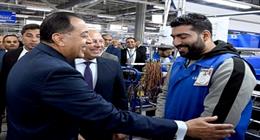 أحد العاملين بمصنع «ليوني مصر» لرئيس الوزراء: غيرت مساري.. وسعيد بعملي في المصنع