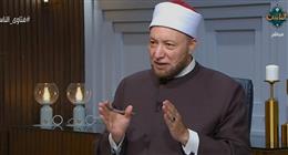 هل يجوز إغلاق العين في الصلاة من أجل الخشوع؟ أمين الفتوى يجيب