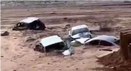 أمطار غزيرة تحتجز السيارات على الطرق الرئيسة في جدة (فيديو)