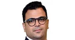 الكاتب الصحفي مصطفى عمار يهنئ شريف سعيد في ندوة «الدستور»: «عسل السنيورة» تتوّج جيلًا من الكتاب الشباب