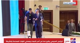 لفتة إنسانية.. الرئيس السيسي يحمل عكاز أحد مصابي الشرطة