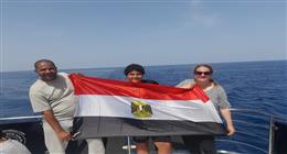 سياح الغردقة تحتفل بذكرى تحرير سيناء برفع علم مصر على الشواطئ
