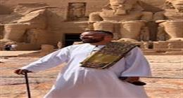 من التمثيل إلى الإرشاد السياحي.. محمود خميس عاشق الحضارة المصرية القديمة