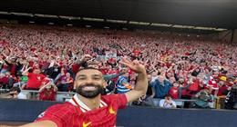  «سيلفي» محمد صلاح يثير الجدل.. هل كان احتفالًا عفويًا أم دعاية مُدبرة؟