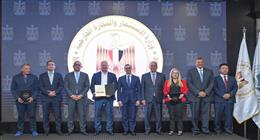 وزير التجارة يسلم رخص ذهبية جديدة لـ6 مشروعات استثمارية 
