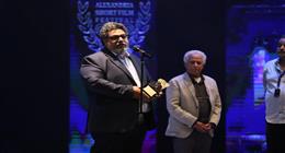 منح مهندس الصوت مصطفى شعبان والمخرج عماد ماهر درع هيباتيا الذهبية بمهرجان الإسكندرية