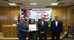 محافظ المنيا يكرم عددا من العاملين بالديوان العام لبلوغهم سن المعاش