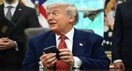 بعد تهديد ترامب بفرض رسوم على «آبل».. تعرف على نوع وسعر هاتفه الشخصي
