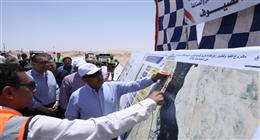 كامل الوزير يتابع أعمال تنفيذ مشروع تطوير طريق الصعيد الصحراوي