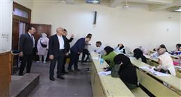 رئيس جامعة عين شمس يتفقد لجان امتحانات الفصل الدراسي الثاني