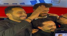وصول تامر حسني بسيارة «تمناية» إلى العرض الخاص لفيلم «ريستارت»