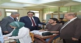 رئيس جامعة القاهرة يتفقد لجان امتحانات امتحانات نهاية العام.. ويؤكدوالالتزام بالضوابط
