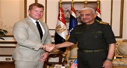 وزير الدفاع يلتقي عضو لجنة الخدمات المسلحة بمجلس الشيوخ الأمريكي