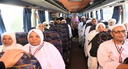 محافظ قنا يودّع حجاج الجمعيات الأهلية قبل سفرهم إلى الأراضي المقدسة