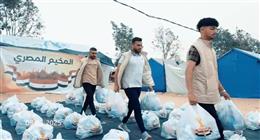 اللجنة المصرية توزع مساعدات على النازحين جنوب غزة (فيديو)