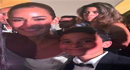 الطفل علي البيلي يهنئ أمينة خليل بحفل زفافها