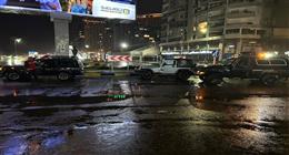 «جدعنة الإسكندرانية».. متطوعون يساعدون كبار السن للوصول إلى منازلهم خلال الأمطار