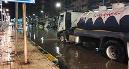 بعد ليلة عاصفة.. «الصرف الصحي» يرفع تراكمات الأمطار من شوارع الإسكندرية