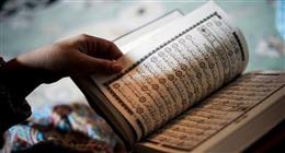 ما حكم قراءة القرآن الكريم في غير اتجاه القبلة؟