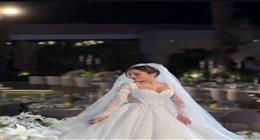 فستان رنا رئيس في زفافها يسرق الأضواء.. تحفة من التُل الفرنسي استغرق تصميمه 5 أشهر  