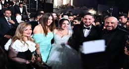 بفستان مرصع باللؤلؤ.. رنا رئيس تخطف الأنظار في زفافها بحضور نجوم الفن (صور)