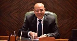 وزير العمل يُسلم عقود عمل للمتقدمين على فرص عمل بالإمارات