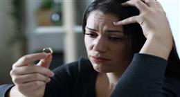 «جميلة» تنهي زواج 15 عاما وتطلب الخلع أمام محكمة الأسرة.. «فستان» كشف السر