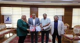 رئيس جامعة كفر الشيخ يتسلم 3 مجلات من المشروعات الصحفية بقسم الإعلام