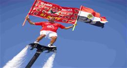 دعمًا للأهلي.. عرض «فلاى بورد» بالفانلة الحمراء في الغردقة 