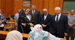 رئيس جامعة المنيا يتابع انتظام الامتحانات بكلية التربية الفنية