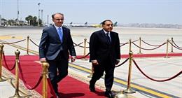 مصطفى مدبولي يستقبل رئيس الوزراء الصربي بمطار القاهرة الدولي