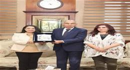 محافظ المنيا يكرم مديرة مستشفى الرمد.. ويوجه بصرف حافز إثابة لجميع العاملين 