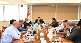 وزير الإسكان يبحث سبل التعاون مع شركة لصناعة الزجاج صديق البيئة