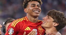أكبر سنا.. من هي فاتي فاسكيز بعد ظهورها مع لامين يامال نجم برشلونة؟