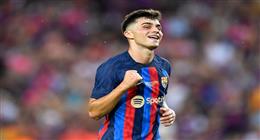 نجم برشلونة يقبل «رأس صلعاء».. أغرب تميمة حظ للاعب كرة قدم