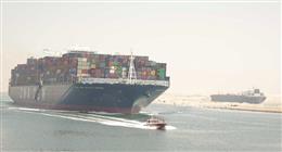 عبور سفينة الحاويات العملاقة CMA CGM JULES VERNE من قناة السويس