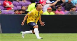 صرخ ورفض الخروج رغم الإصابة الشديدة.. لاعب يثير الجدل في المونديال بأمريكا