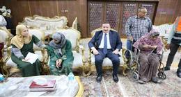 محافظ المنوفية يوجه برعاية فتاتين من ذوي الهمم وصرف مساعدات مالية