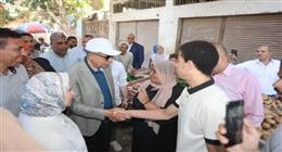 محافظ المنيا يستمع لمطالب المواطنين ويوجّه بدعم الحالات الإنسانية
