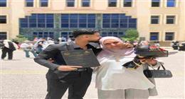 ورد وشيكولاتة.. مفاجأة لـ«محمد» من والديه في «آخر أيام الكلية»