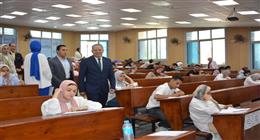 رئيس جامعة دمياط يتفقد لجان امتحانات الفرقة الرابعة بكلية الآثار