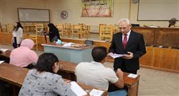 رئيس جامعة المنيا يتفقد أعمال امتحانات كلية الطب البيطري
