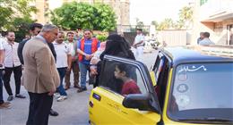 تسليم تاكسي جديد وإعانة.. الدولة تساعد متضرر عاصفة الإسكندرية