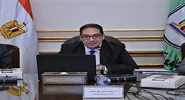 رئيس جامعة القاهرة يتلقى تقريرًا حول انتظام الدراسة العملية لطلاب الجامعة الأهلية