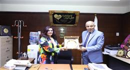 محافظ المنيا يزور مديرية الصحة ويتابع سير العمل داخل الإدارات والأقسام