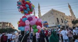 حكم وقوف الرجال بجانب النساء في صلاة العيد.. «الإفتاء» تحسم الجدل