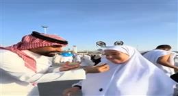 بكاء ودعاء سيدة لزوجها المتوفى خلال موسم الحج يشعل السوشيال ميديا.. «ولا مرة زعلني»