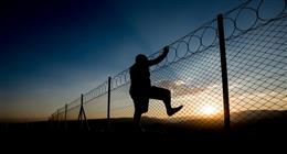 حقيبة تتحول إلى مفتاح للحرية.. قصة سجين فرنسي مع أغرب عملية هروب