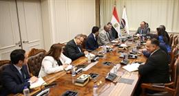 وزير قطاع الأعمال يبحث التعاون المشترك وتعزيز الشراكة مع وفد من البنك الدولي